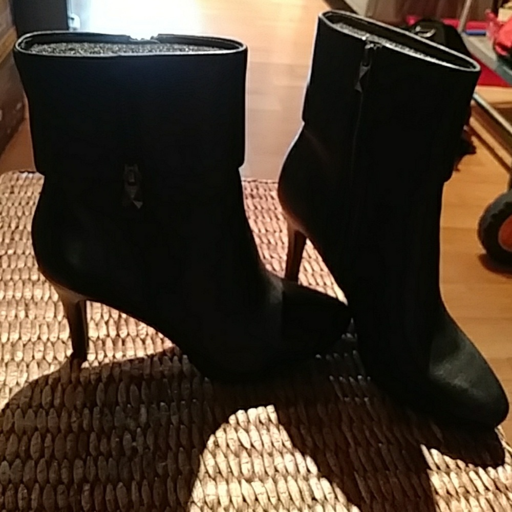 Tahari black boots heels